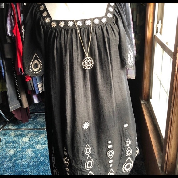BCBG Boho Embroidered Dress! 🖤 - Picture 3 of 7